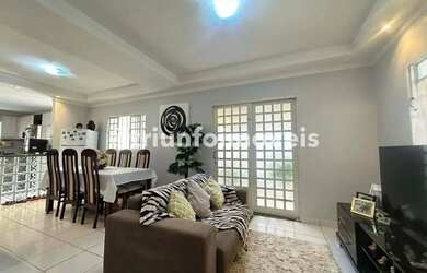 Imagem: A casa possui 3 Dormitórios, 1 Banheiro, 4 Vagas na garagem