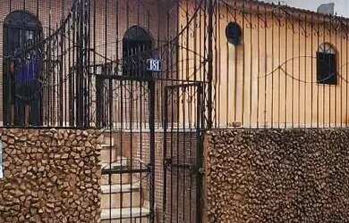 Imagem: A casa possui 3 Dormitórios, 2 Banheiros, 2 Vagas na garagem