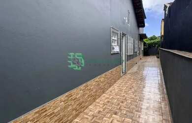 Imagem: A casa possui 2 Dormitórios, 2 Banheiros, 2 Vagas na garagem