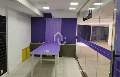 Imagem: O depósito possui 2 Vagas na garagem, 70m² de Área e está