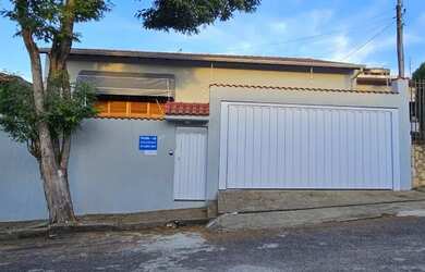 Imagem: A casa possui 4 Dormitórios, 3 Banheiros, 2 Vagas na garagem