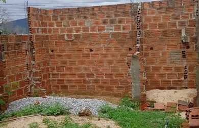 Imagem: A casa possui 2 Dormitórios, 1 Banheiro, 1 Vaga na garagem