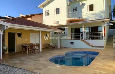 Imagem: A casa em condomínio possui 4 Dormitórios, 5 Banheiros, 4