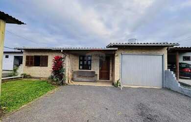 Imagem: A casa possui 3 Dormitórios, 1 Banheiro, 3 Vagas na garagem