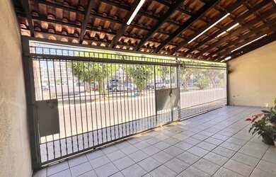 Imagem: A casa possui 3 Dormitórios, 3 Banheiros, 2 Vagas na garagem