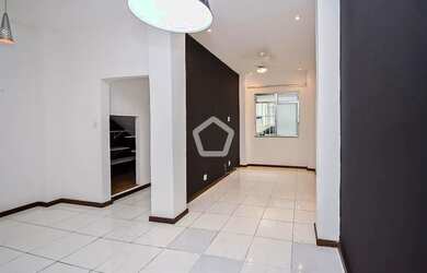 Imagem: A casa possui 3 Dormitórios, 3 Banheiros, 370m² de Área e