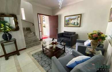 Imagem: A casa possui 3 Dormitórios, 2 Banheiros, 2 Vagas na garagem