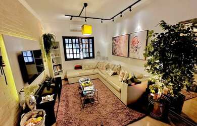 Imagem: A casa possui 3 Dormitórios, 2 Banheiros, 2 Vagas na garagem