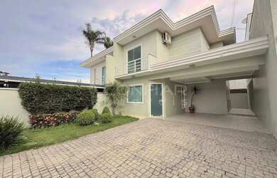 Imagem: A casa possui 3 Dormitórios, 3 Banheiros, 2 Vagas na garagem