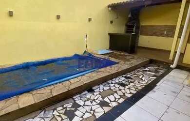 Imagem: A casa possui 2 Dormitórios, 1 Banheiro, 2 Vagas na garagem