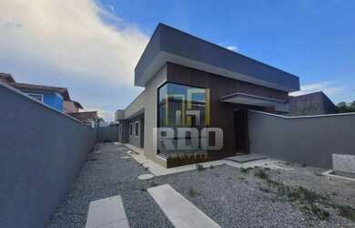 Imagem: A casa possui 3 Dormitórios, 2 Banheiros, 2 Vagas na garagem