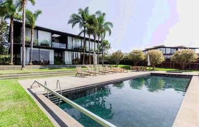 Imagem: A casa em condomínio possui 5 Dormitórios, 5 Banheiros, 3