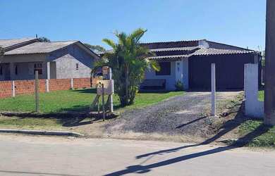 Imagem: A casa possui 2 Dormitórios, 1 Banheiro, 2 Vagas na garagem