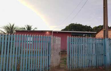 Imagem: A casa possui 2 Dormitórios, 1 Banheiro, 2 Vagas na garagem