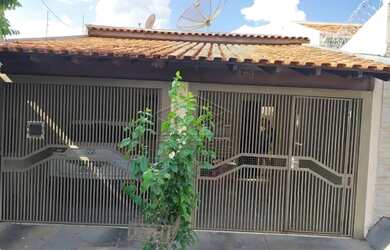 Imagem: A casa possui 3 Dormitórios, 2 Banheiros, 2 Vagas na garagem