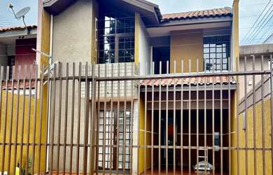 Imagem: A casa possui 3 Dormitórios, 3 Banheiros, 2 Vagas na garagem