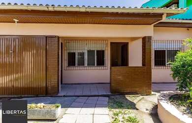 Imagem: A casa possui 3 Dormitórios, 1 Banheiro, 1 Vaga na garagem