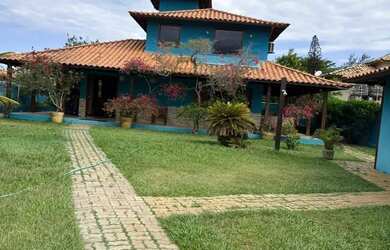 Imagem: A casa possui 3 Dormitórios, 3 Banheiros, 4 Vagas na garagem