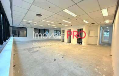 Imagem: O depósito possui 5 Vagas na garagem e 367m² de Área e está