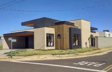 Imagem: A casa em condomínio possui 3 Dormitórios, 4 Banheiros, 2