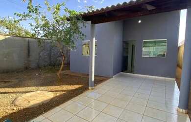 Imagem: A casa possui 2 Dormitórios, 1 Banheiro, 2 Vagas na garagem