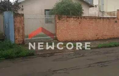 Imagem: A casa possui 3 Dormitórios, 2 Banheiros, 200m² de Área e