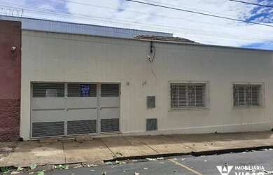 Imagem: A casa possui 3 Dormitórios, 2 Banheiros, 1 Vaga na garagem