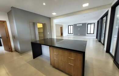 Imagem: A casa em condomínio possui 4 Dormitórios, 5 Banheiros, 3