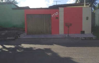 Imagem: A casa possui 3 Dormitórios, 1 Banheiro, 1 Vaga na garagem