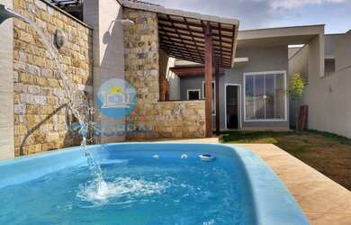 Imagem: A casa possui 2 Dormitórios, 2 Banheiros, 2 Vagas na garagem