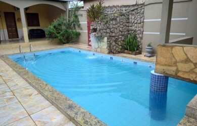 Imagem: A casa possui 3 Dormitórios, 4 Banheiros, 3 Vagas na garagem