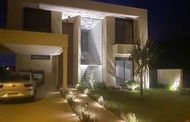 Imagem: A casa possui 4 Dormitórios, 5 Banheiros, 2 Vagas na garagem