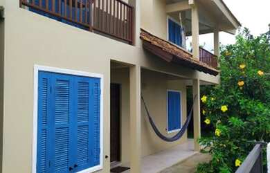 Imagem: A casa possui 5 Dormitórios, 3 Banheiros, 2 Vagas na garagem