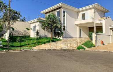 Imagem: A casa em condomínio possui 3 Dormitórios, 5 Banheiros, 300m²