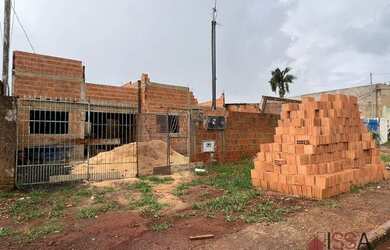 Imagem: A casa possui 2 Dormitórios, 1 Banheiro, 2 Vagas na garagem