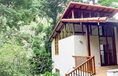 Imagem: A casa possui 3 Dormitórios, 2 Banheiros, 1 Vaga na garagem