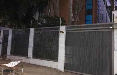 Imagem: O depósito possui 5 Vagas na garagem e 901m² de Área e está