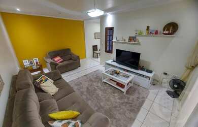 Imagem: A casa possui 3 Dormitórios, 2 Banheiros, 3 Vagas na garagem