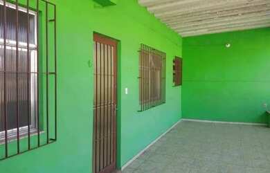 Imagem: A casa possui 3 Dormitórios, 2 Banheiros, 1 Vaga na garagem