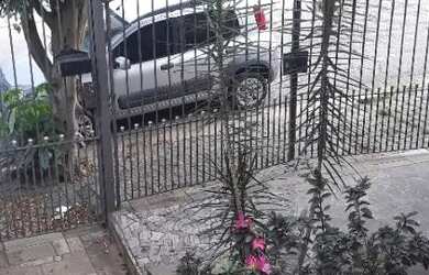 Imagem: A casa possui 5 Dormitórios, 4 Banheiros, 1 Vaga na garagem