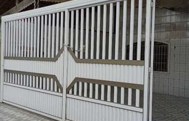 Imagem: A casa possui 2 Dormitórios, 2 Banheiros, 2 Vagas na garagem