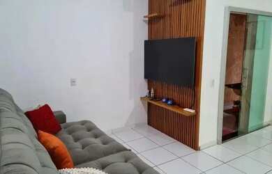 Imagem: A casa possui 3 Dormitórios, 2 Banheiros, 2 Vagas na garagem