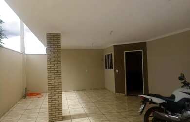 Imagem: A casa possui 2 Dormitórios, 2 Banheiros, 3 Vagas na garagem