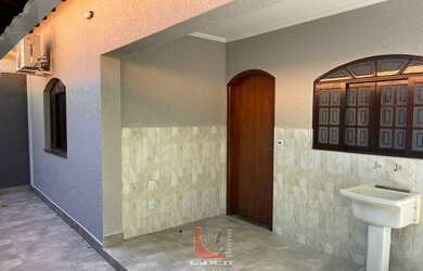 Imagem: A casa possui 3 Dormitórios, 2 Banheiros, 3 Vagas na garagem