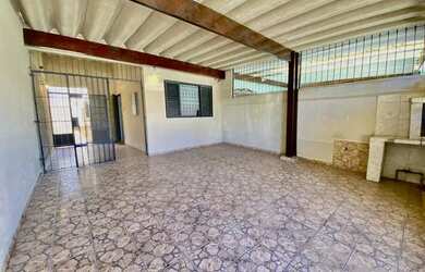 Imagem: A casa possui 2 Dormitórios, 2 Banheiros, 2 Vagas na garagem