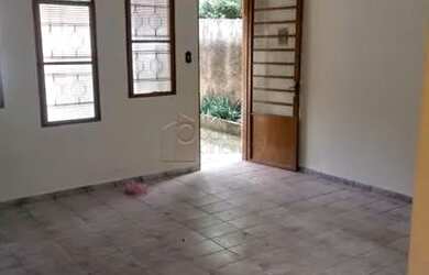 Imagem: A casa possui 2 Dormitórios, 1 Banheiro, 2 Vagas na garagem