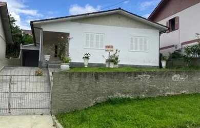 Imagem: A casa possui 4 Dormitórios, 2 Banheiros, 1 Vaga na garagem