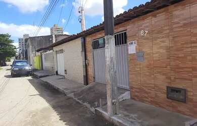 Imagem: A casa possui 2 Dormitórios, 2 Banheiros, 1 Vaga na garagem