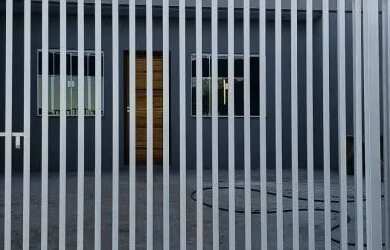 Imagem: A casa possui 3 Dormitórios, 1 Banheiro, 2 Vagas na garagem