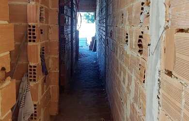 Imagem: A casa possui 2 Dormitórios, 2 Banheiros, 2 Vagas na garagem